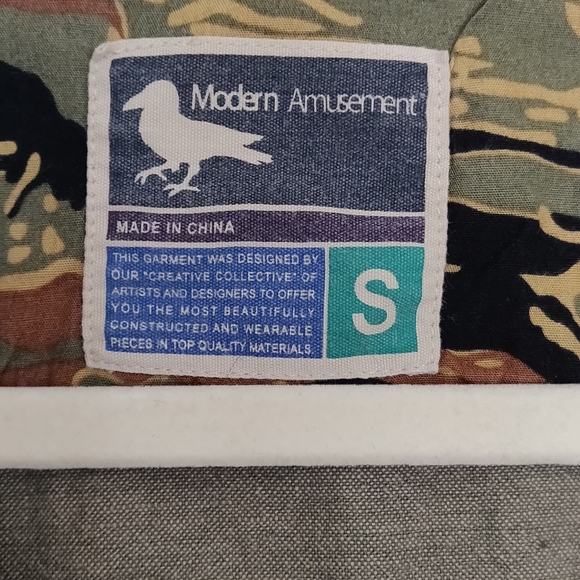 MODERN AMUSEMENT Button Down | S - Picture 2 of 11